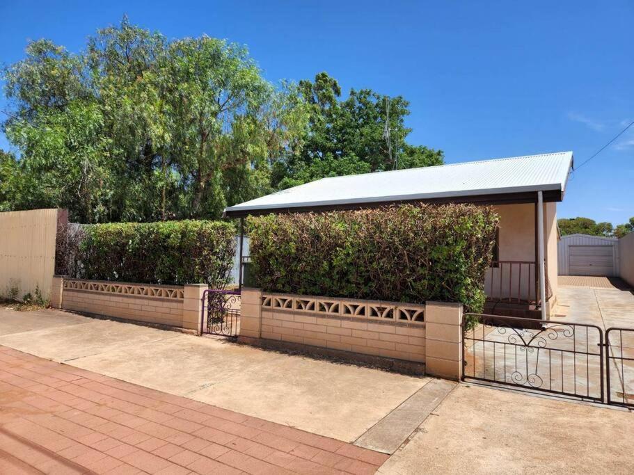 The House With The Purple Gate Villa Broken Hill Bagian luar foto