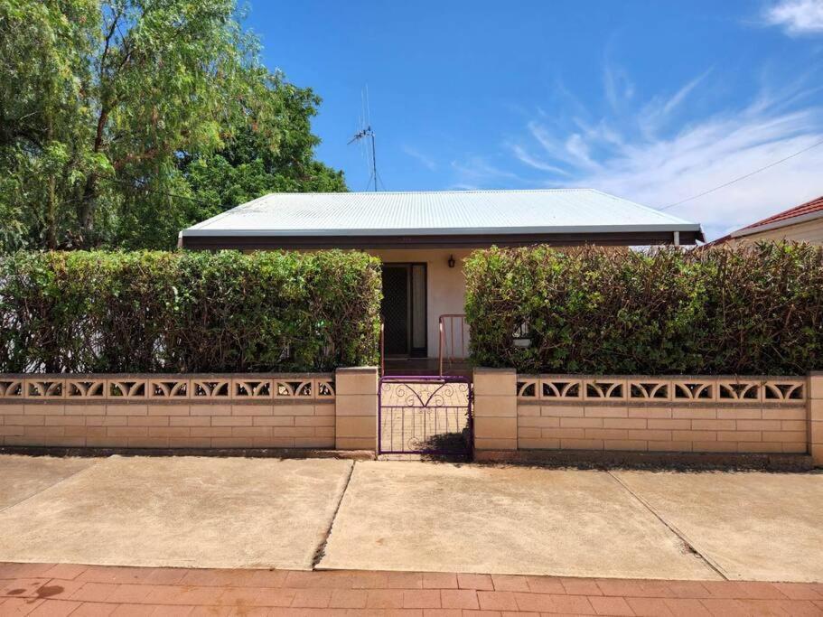 The House With The Purple Gate Villa Broken Hill Bagian luar foto